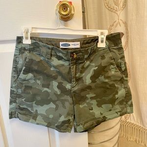 Green Camo flower mid rise shorts